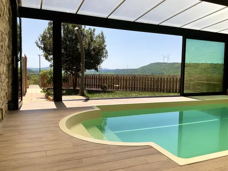 Imagen de Piscina cubierta con puertas abiertas