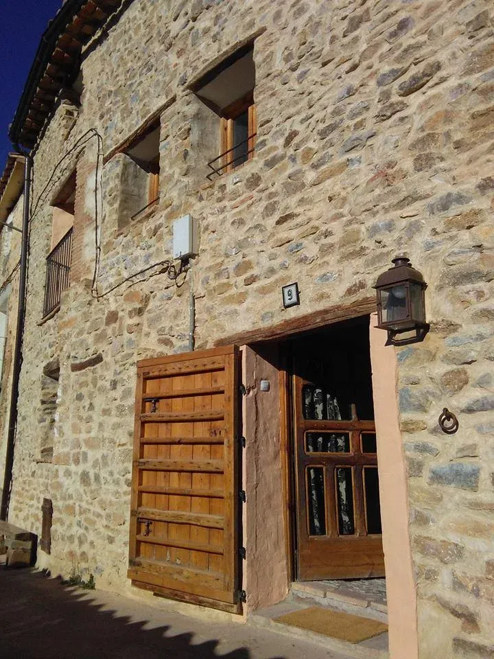 Imagen de La fachada con piedra de mampostería, típica de estos pueblos serranos.