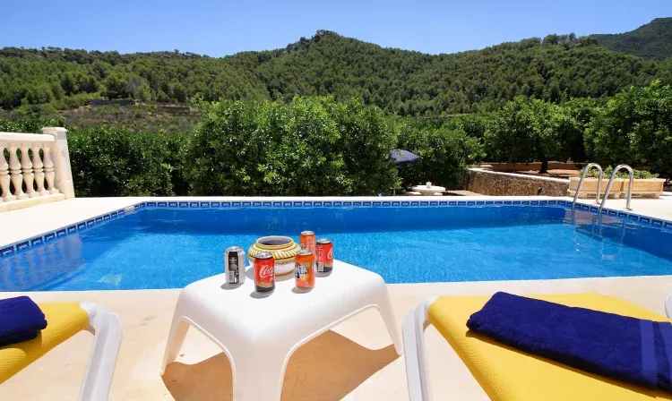 Imagen de Piscina abierta al sur, pudiendo broncearte a cualquier hora del día