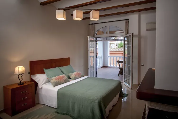 Imagen de Habitación Rhino con chimenea, salida a porche exterior