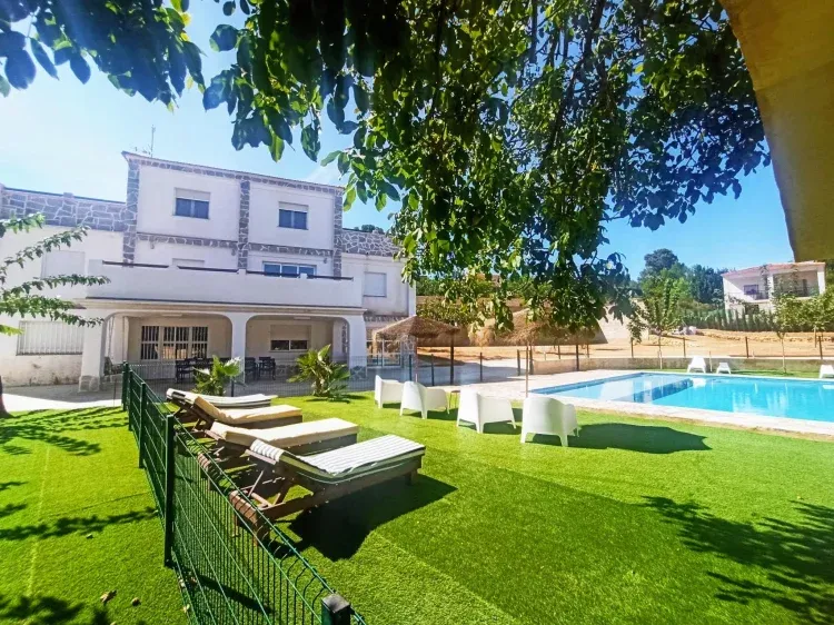 Imagen de Vista General 2 . Arriba Villa Hortensia. Abajo Casa Los Alba