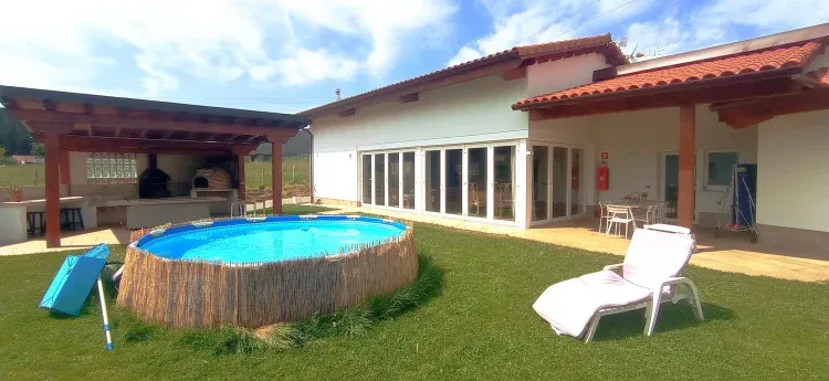Imagen de Vista de la piscina desde el jardín