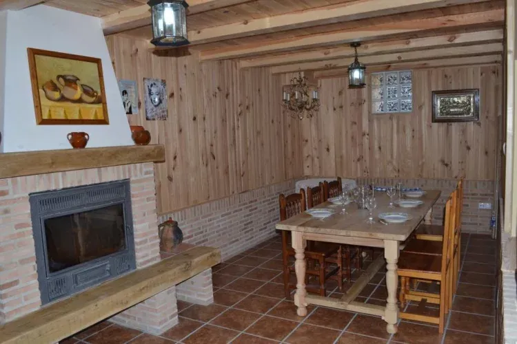Imagen de Cocina con chimenea 