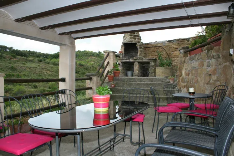 Imagen de terraza con mobiliario de terraza y barbacoa. casa leandron12