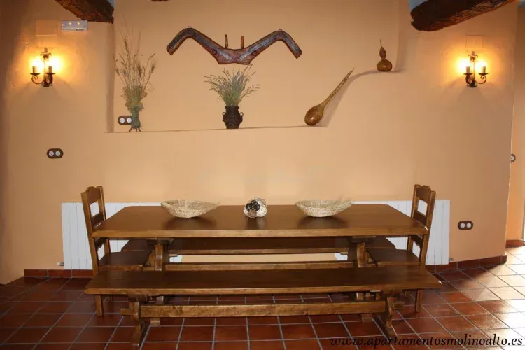 Imagen de Amplia mesa en el salón común